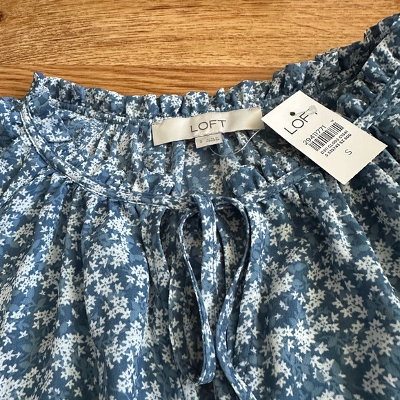 NWT LOFT Blue White Floral Blouse S - Picture 4 of 11